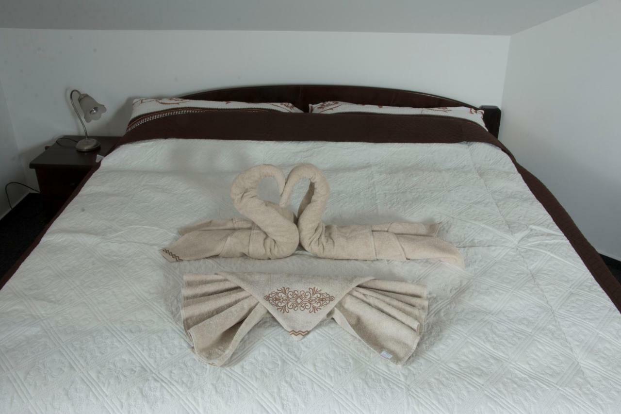 Hotel Cechuv Dvur Louka  Zewnętrze zdjęcie