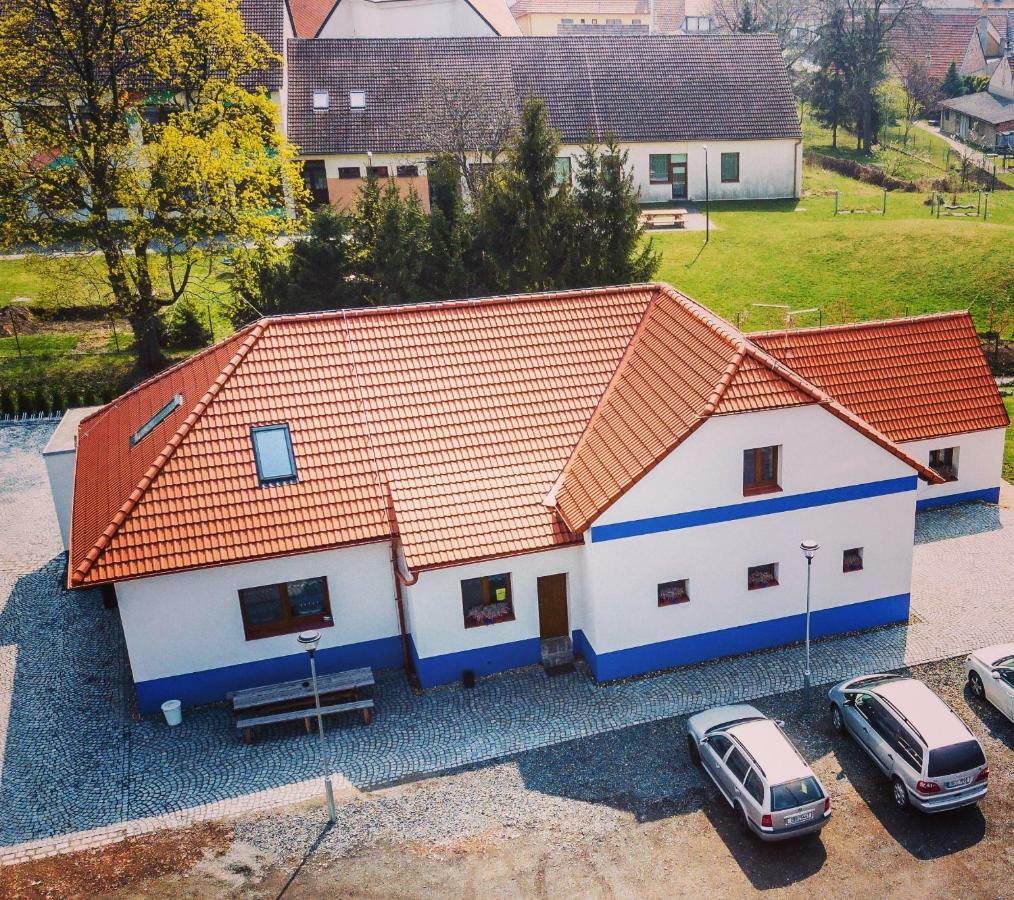 Hotel Cechuv Dvur Louka  Zewnętrze zdjęcie